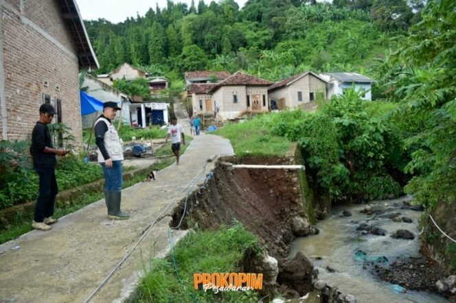 
					Bupati Dendi Tinjau Warga Terdampak Banjir di Desa Sukajaya Lempasing Teluk Pandan
