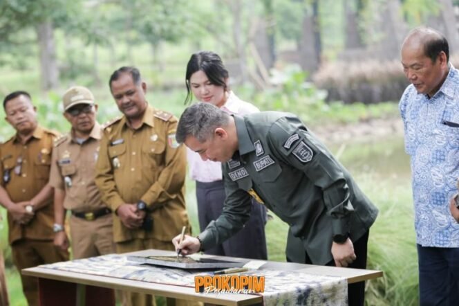 
					Bupati Dendi Hadiri Peresmian dan Serah Terima Jalan Pantai Mutun dari The Hurun